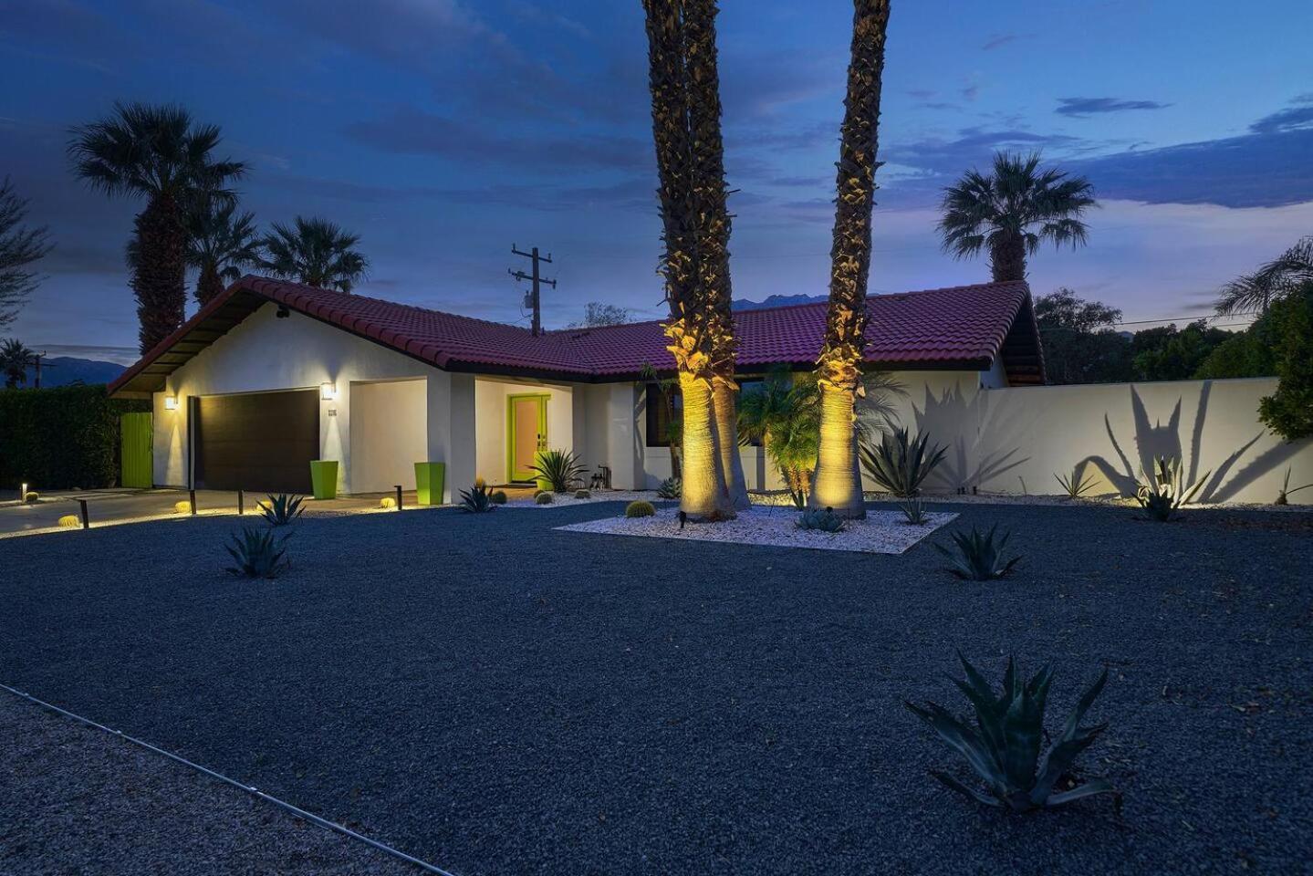 Pineapple Splash! Complete Privacy! Salt Pool! Villa Palm Springs Exterior photo