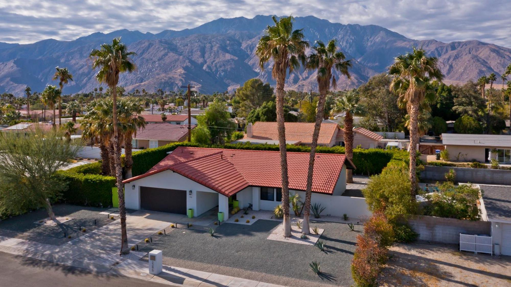 Pineapple Splash! Complete Privacy! Salt Pool! Villa Palm Springs Exterior photo